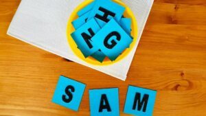 Fabriquer ses lettres rugueuses Montessori : le guide DIY