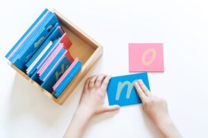 Quelle taille pour les lettres rugueuses Montessori ?